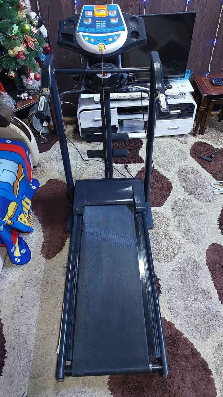 جهاز جري للبيع استخدام قليل بس متروك اكثر من سنه ويحتاجله صيانة وادامه لان ماطوره ضعيف بحيث اللي يصعد على الجهاز وزنه خفيف يدور بيه واللي وزنه ثكيل بس يصعد على الجهاز يوكف .. هذا حال الجهاز .. التفاصيل في الصور النظافة ٨٠% .. للاستفسار والتواصل على الصفحه او الاتصال على الرقم *********** واتساب 
علما مكان الجهاز بغداد الجديدة والسعر المطلوب بيه ب١٥٠ الف وبيه مجال بسيط

