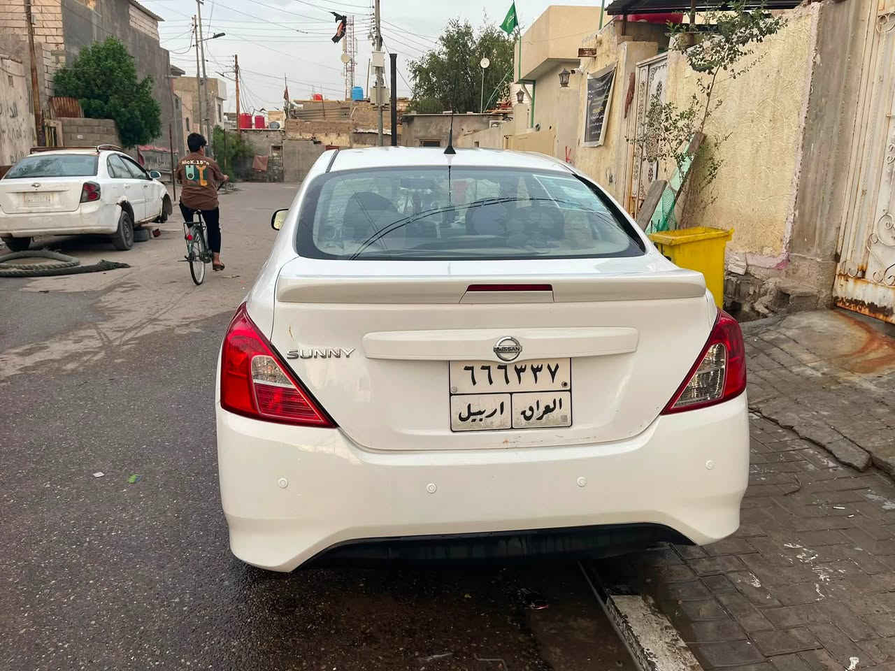 أنا نيسان صني موديل 2021…
يمكن أول ما تشوفوني تقولون: “ما شاء الله، سيارة مرتبة!”
بس إذا قربتوا مني أكثر، راح أحكيلكم قصتي بكل صراحة… لأن صاحبي قرر يبيعني، وأنا قلت: خلوني أتكلم عن نفسي قبل لا يبيعني 😂

عمري مو كبير، بس مشاويري كانت كثيرة…
ماشية 168 ألف كم وقابلة للزيادة، يعني شفت طرقات أكثر مما تتوقعون، وعشت ويا صاحبي أيام حلوة وأيام… خلينا نقول “مليانة أحداث” 😅.

والحقيقة؟
صاحبي ما كان مهتم بي مثل ما تستحق سيارة مثلي…
خلاني أتعرض للحوادث، وبعض آثارها لحد الآن موجودة بجسمي، وما اهتم كثير بإرجاع شكلي مثل ما كان.

🔧 شنو صار بي؟

 • عندي حادث من الأمام، وسبّب بارد بالبنيد مع الجاملقات.
 • وعندي حادث بالصندوق وسبّب بارد بيه.
 • بالجانب الأيمن عندي طخات + بارد.
 • وعندي طخة بباب السائق.
 • لكن لا تخافون… مو كل أخباري سيئة 😌

✨ حدادية جديدة.
🔋 باتري جديد.
⛽ عبوة جديدة.

أما السنوية…
📅 تنتهي بهذا الشهر.

وأنا هنا اليوم، مو حتى أقول إني كاملة وما بيّ شي… بالعكس، أنا أحب الصراحة.
أنا سيارة مستعملة، عندي تاريخ، وعندي آثار حوادث واضحة، لكن عندي أيضًا قطع جديدة وأقدر أكون خيار مناسب لشخص يعرف شنو يريد ويعرف يتعامل ويا سيارة مستعملة.

يمكن صاحبّي ما اعتنى بي بالشكل الكافي…
بس يمكن أنت تكون الشخص اللي يرجع يهتم بي. ❤️

والباقي شفته بعينك… لأن السيارة اللي تستحق الشراء، لازم تنفحص قبل الكلام. 🔍
السعر 85$ وبيها مجال 
***********

🚗 يمكن أكون سيارتك الجاية… بس هالمرة، لا تهملني مثل صاحبي الأول! 😂❤️
