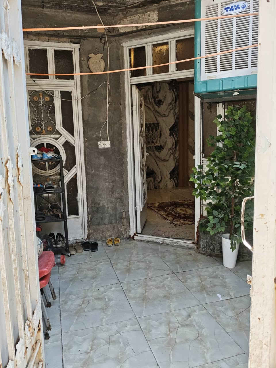 السلام عليكم ورحمه الله وبركاته توفر لدينا بيت في الكفاءات العبيدي شارع 50 قرب اسواق بركات الحسين خدمات كامله ماي مجاري متوفر مقرص جاري العمل مثل ما موضح بالصور والفيديو سعر البيت 75 وبي مجال بيعه سريعه التواصل على هذا الرقم ***********
