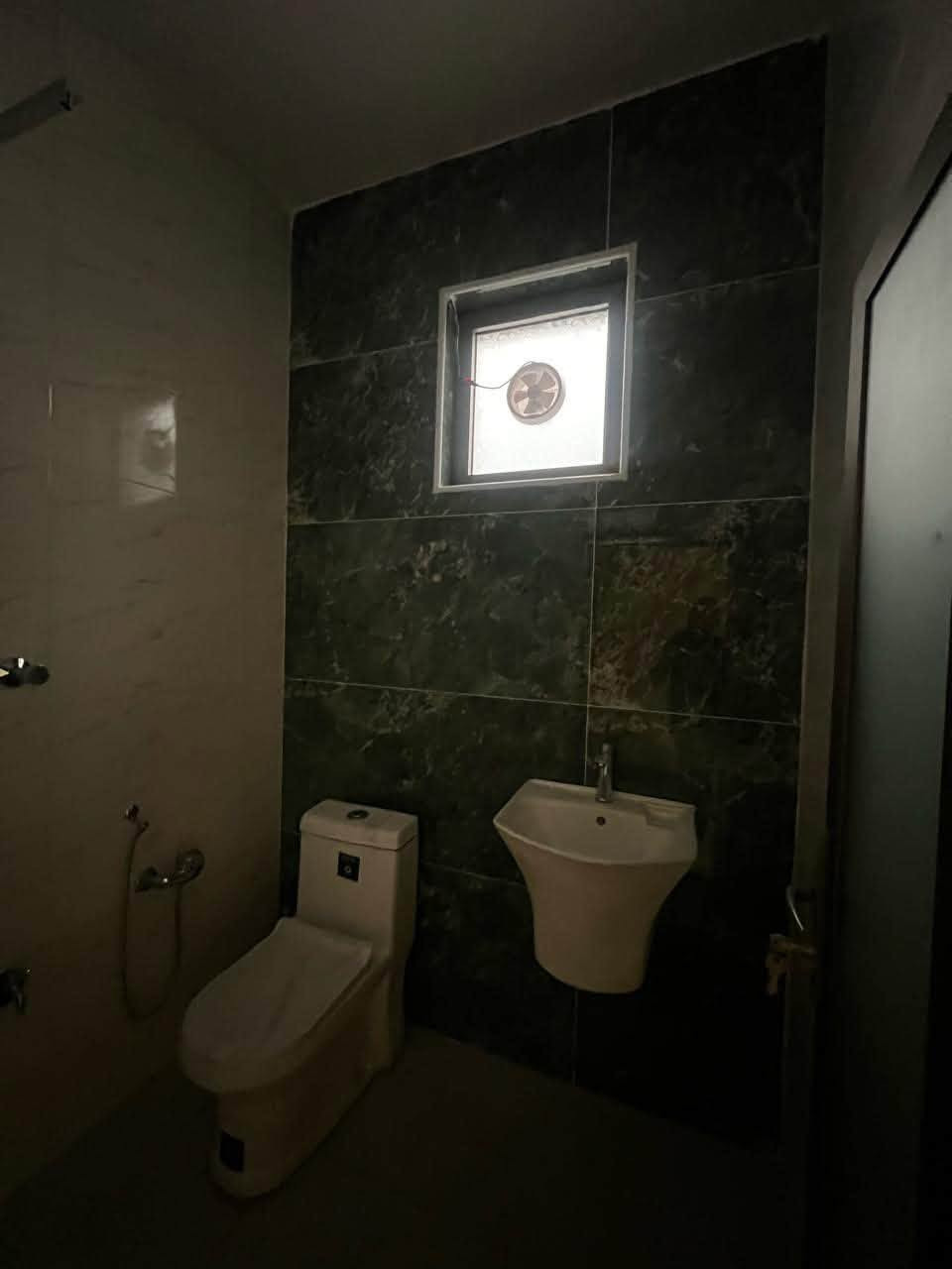 #مكتب_ابوسيف_للعقار_بيع_شراء_ايجار_تعقيب_هدم_تقييم
السلام عليكم 
يستمر مكتبنا بتوفير العروض الى زبائننا الكرام 

يعلن مكتبنا عن توفر مشتمل حديث مدخلين للبيع 

المساحة  (٩٠) متر 
الواجهة (٤،٣٠) متر 
النزال (٢١) متر 
يحتوي على ؛
الطابق الاول
كراج صغير واستقبال وحولي مطبخ  ومنور وخدمات  وغرفة نوم
الطابق الثاني
غرفتين نوم وخدمات وبيتونة وسطحين

السعر (٢٩٥) مليون وبي مجال 

العنوان /الشعب @@@حي التجار@@شارع الأسواق المركزية@@خلف مطعم ميامي@@@

للاستفسار زيارة مكتبنا الكائن في ألشعب شارع الاسواق المركزية مقابل جامعة الامام الكاظم  
او الاتصال على الأرقام التالية؛
*********** 
***********
او التواصل على البرامج التالية؛
ماسنجر واتساب

نص مكتوب في الصور:
- مكتب ابو سيف الساعدي للعقار للاستفسار *********** ***********