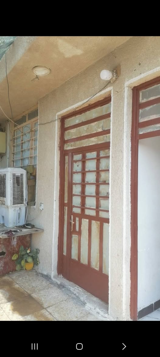 السلام عليكم مشتمل للبيع هورجب خلف المستوصف مساحه ١٠٠ بناء طابق واحد مكانه حلو مرتب ركن مي كهرباء نت مولد كلهن موجودات هاتف ***********
