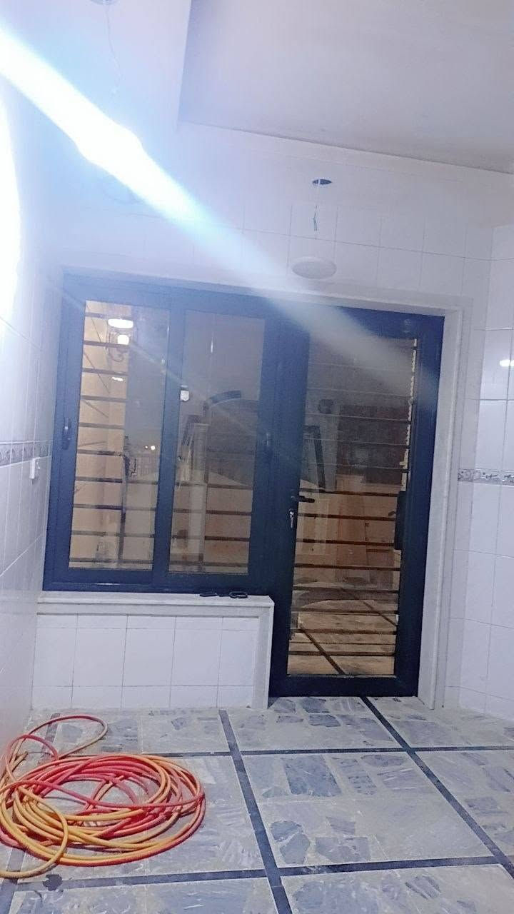 للبيع – بيت تصميم قصر في الجانب الأيمن / فرع جامع الشفاء يخرج مباشرة على شارع المستشفى  العام وجسر الثالث
 في منطقة هادئة وموقع ممتاز.
التواصل على رقم ***********
السعر أسفل المنشور
📐 مساحة الأرض: 225 م²
مواصفات البيت:
🏡 الطابق الأول:
كراج مع سندانات للزرع
غرفة ضيوف مع حمام 
هول واسع +منور 
مطبخ بارد + مطبخ حار
منور للمطبخ
غرفة نوم
حمامات شرقي وغربي مع بانيو
🏡 الطابق الثاني:
3 غرف نوم
حمامات غربي وشرقي 
درج يؤدي إلى بيتونة (سطح) كبيرة
🏡 الطابق السفلي (السرداب):
غرفة كبيرة
غرفة مخزن
غرفة مكتب
حمام
مضيف  استقبال) كبير 
وبيه
باب يفتح على الكراج
📍 الموقع: جانب أيمن – فرع جامع الشفاء، على شارع المستشفى العام مباشرة.
💰 السعر المطلوب:  علق تم يصلك، وللجادين يوجد مجال  بالتفاوض بعد المعاينة.
🏡 البيت كبير ومساحته واسعة، وغرفه مريحة، كما أن تصميمه  ببناء 3 طوابق.
إذا كنت مشتريًا جادًا، تعال شوف البيت على الطبيعة، وإن شاء الله نتفق على السعر بما يرضي الطرفين.

***********
