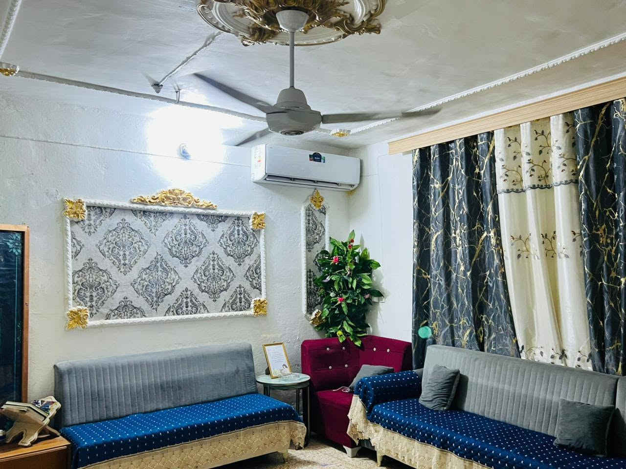 بيت للبيع ملك صرف مساحة 180متر  غرفه صاله هول مطبخ صحيات جوه وغرفه فوك بناء طابوك سقف صب مسلح  عنوان حي الوحده قرب مدرسة نوسيبه البيت صاير بصف ركن  سعر 115وبي مجال ***********
