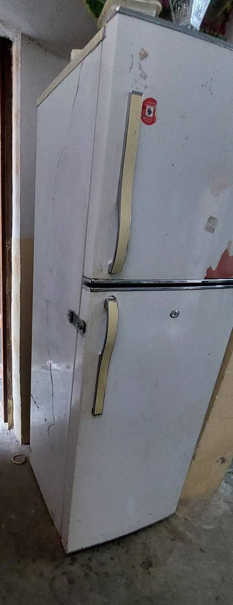 ثلاجه البيع شغاله وتجميد خير من الله مثل ماواظح بل صور  سعرهة ١٨٠ وبيهة مجال مكانهة بغداد المدائن  وهاذ رقمي ***********
