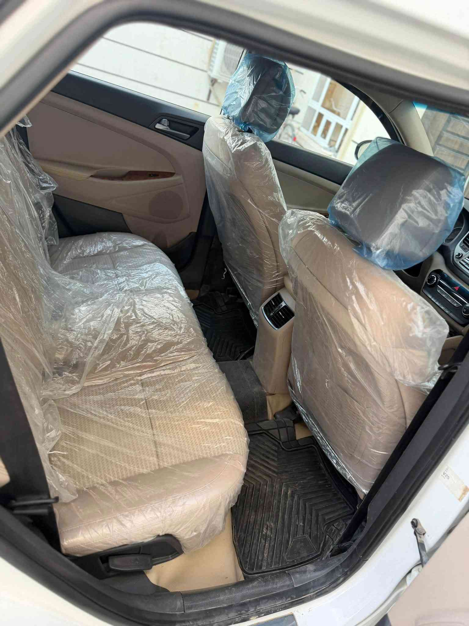 سلام عليكم 
للبيع توسان 2018
خليجي مكينه 2000
رقم بغداد تحويل مباشر
كير مكينه صدر ع وضع الشركه 
تبريد تخم تاير السيارة جاهزه
بيها تكشير مقدمه البنيد مكانين تكحيل كارت 
بارد بل جنطه 
سعرها 165
مكاني بغداد حي الجهاد 
***********
