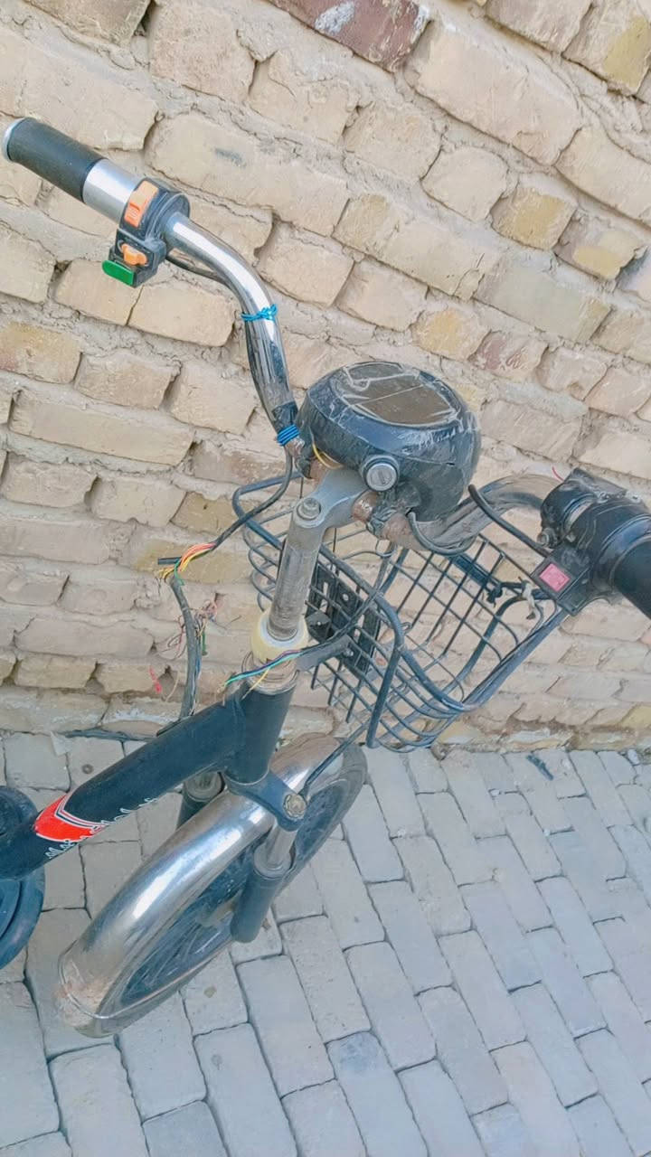 سلام عليكم عندي دراجة شحن بغداد حجم 20 بطاريات منفوخه واحده واكفه عدد ربعه
ضفيره مقطوعه من فيش مثل ما واضح بصوره سويج ضايع شاحنه موجود ه
تايرات نضيفه  زوج وياله نضيف هيكل نضيف لاكسر
سعر 50 تصل على هذا الرقم ***********
