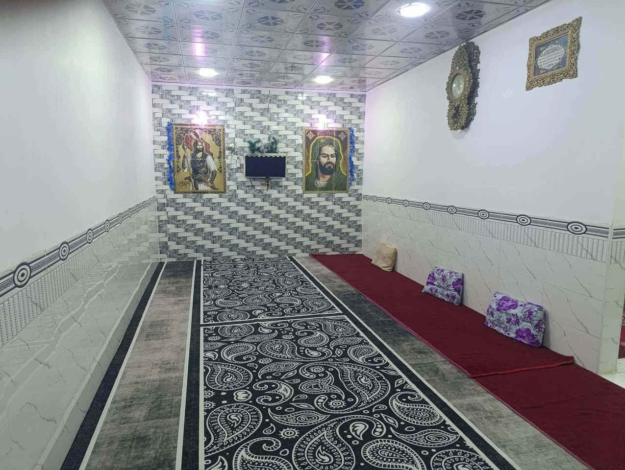 سلام عليكم دار 250 م شارع تبليط أساس صب بناء بلوك سقف عكاده يتكون من غرفتين صاله واستقبال ومطبخ صحيات داخليه وخارجية بيت جاهز سيراميك بورسلين حديقه بناء جديد السعر 60 وبي مجال عنوان سايدين مطار  قرب   شارع  علكم الشبلي تواصل ***********
