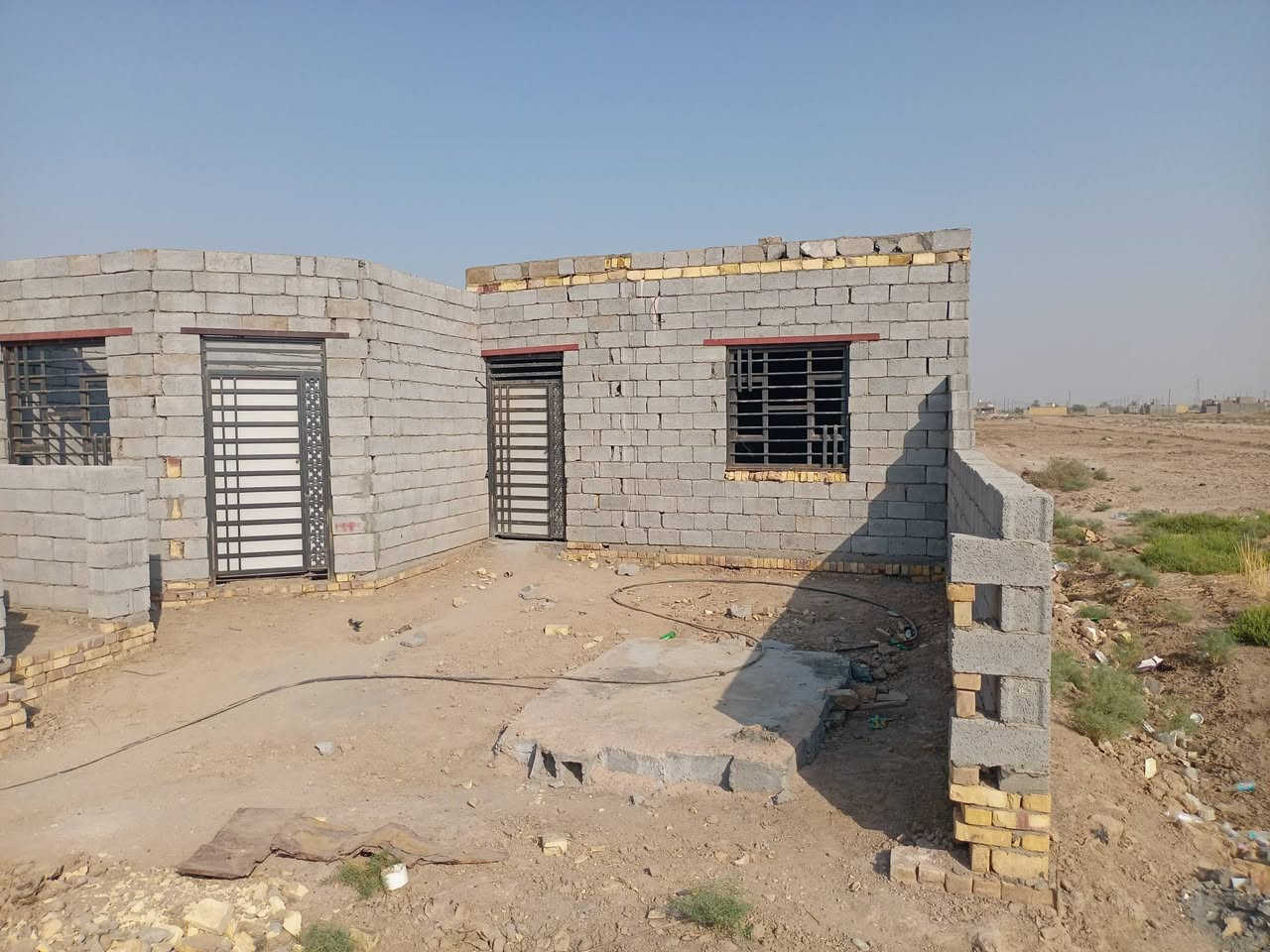 السلام عليكم
بيت زراعي للبيع 200 متر على طريق ابو الماش يحتوي على غرفتين + صاله + مطبخ + ديوانية. غرفة وديوانيه ومكان الدرج مكشوف، صحيات داخليات كاملات وصحيات خارجيات غير كاملات لا يوجد سياج للبيت، يبعد عن الشارع 400 متر. السعر خاص
رقم تلفون المالك ***********
