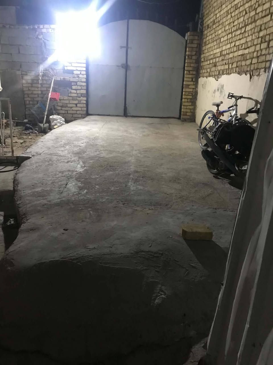 🏠 فرصة عقارية مميزة للبيع
📍 الموقع: حي العسكري الأول - شارع مدرسة الرحمن
📐 المساحة: ٢٦٠ متر مربع (واجهة ١٣ متر × نزال ٢٠ متر)
🏗️ نوع البناء: بناء قديم يرهم مجمع يرهم اي شي مساحه وشارع يخبل 
​📋 تفاصيل الدار:
​٣ غرف نوم
​صالة
​براني (استقبال)
​مطبخ
​صحيات داخلية وخارجية
​كراج سيارة
​⚡ الخدمات: متوفرة بالكامل (تبليط، إنترنت، وغيرها)
💰 السعر: ١٥٥ (بسعر دون العرصة)
​📞 للإستفسار والتواصل:
***********
