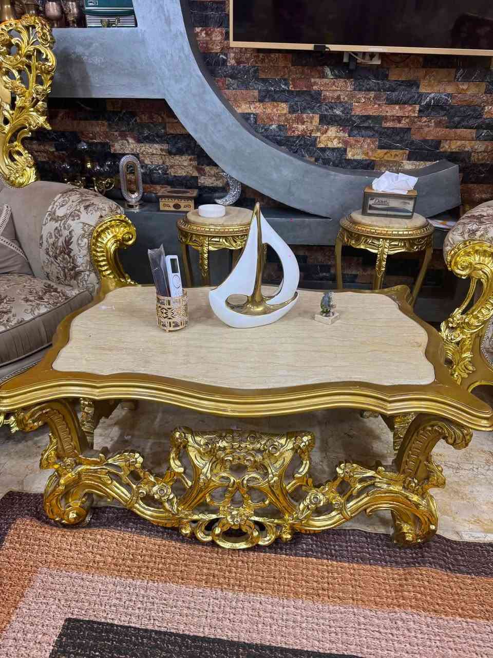 سلام عليكم  اخوان عندي تخم مصري زان ملكي 12 مقعد ارتفاعه 170 سانتيم  وياه طبله جبيره و طبلتين موجودات بل صور ضخم مابي اي شخط نظيف درجه أولى توصى منن مصر للعراق مكان بغداد الزعفرانية سعره مليونين ونص وبي مجال التواصل خاص أو اتصال ع رقم الهاتف ***********
