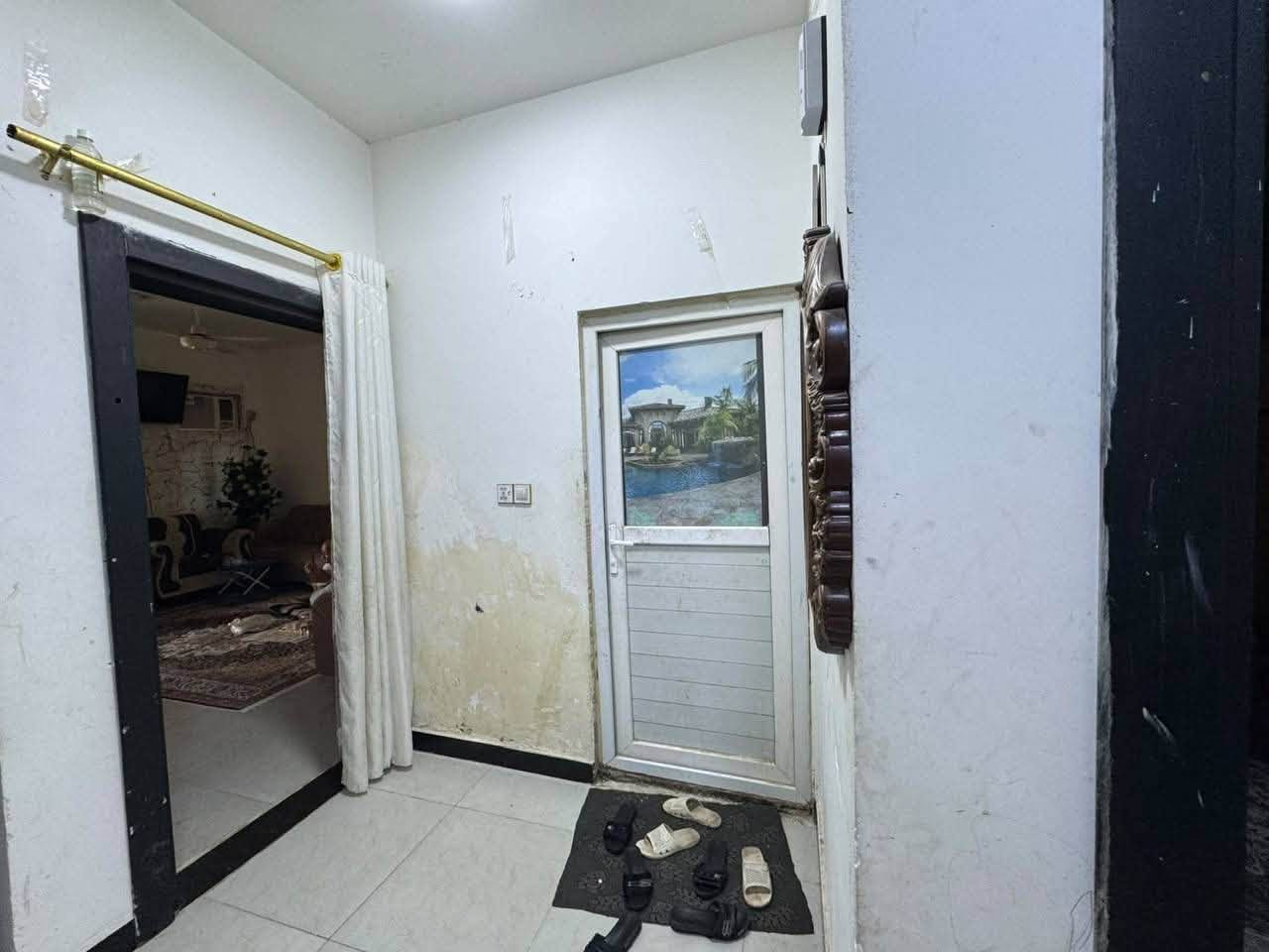 🏠 بيت للرهن في مجمع أبو تراب – المرحلة الأولى
📍 المساحة: 200 متر
📍 مقابل مركز التسوق
✨ يحتوي على:

* استقبال
* مطبخ
* غرفتين نوم
* حديقة خارجية
* كراج يسع سيارة

📞 للاستفسار راسلونا واتساب ***********
