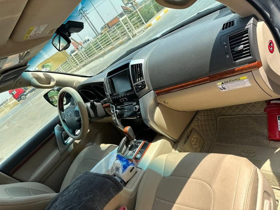 لاند كروزر VXR 5.7 (فول مواصفات) للبيع
🔹 المواصفات الأساسية:
 الموديل: 2013
 النوع: VXR (محرك 5.7 L V8)
 اللون: سلفر
 خالية من الحوادث تماماً (البدي نظيف وشرط السيرفس)، صبغ تجميلي فقط في الدعاميات (الأمامية والخلفية).
🔹 المواصفات والكماليات (فول مواصفات):
 محرك 5.7 قوي ومعتمد
رادار سرعة 
 تبريد  المقاعد، شاشات، فتحة سقف
 كاميرات محيطية، حساسات كاملة، وأنظمة الأمان المعروفة
نظام دفع رباعي 
🔹 الملاحظات:
 السيارة ماشاء الله جاهزة للمستخدم وما تكلف أي مصاريف.
 السعر: 36000$
📞 للإستفسار والتواصل:
 الاتصال على الرقم ***********
المكان: بغداد...).
