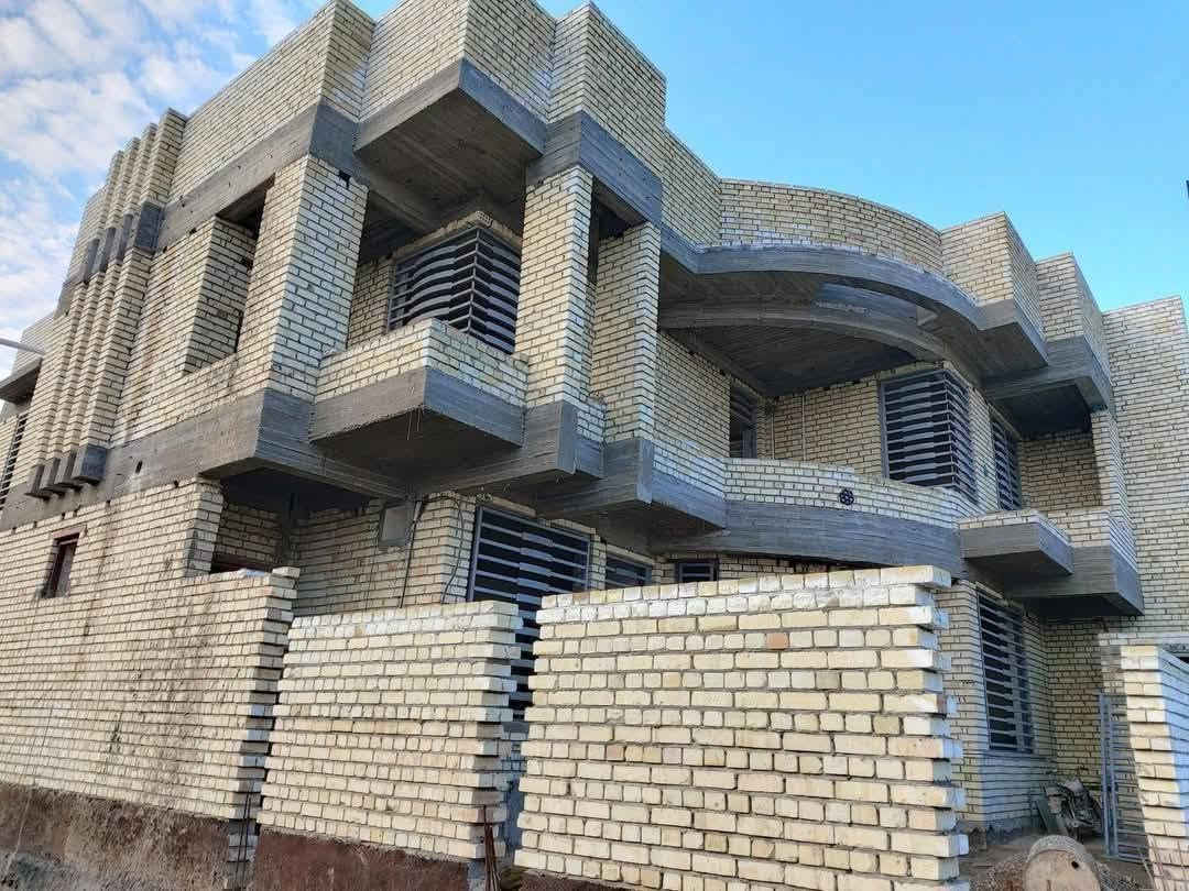 هيكل🏗️ درجة اولى🔥 170.. الف للمتر (داخل #بغداد فقط)
( العمل #نقد فقط ) ( ذرعة سقف )
هيكل طابوق اصفر ذرعة سقف بكوادر هندسية متخصصة 
-------------------------------
المواصفات : 
1- تهيئة الارض ورفع الانقاض + فرش جلمود و سبيس نوع النباعي مع الحدل الممتاز.
2-استخدام المبيدات ضد حشرة (الارضة) + فرش طبقة من النايلون الزراعي السميك.
3-عمل المجاري من نوع الامل الشريف المصري 
4-اساس نوع رفت بارتفاع 40 سم مسلح بواقع شبكتين بحديد ff العراقي او سابك السعودي مع عمل جسور بقطر 16 ملم تحت جميع الجدران .
5- كونكريت مركزي c35 من شركات معتمدة محلياً و خاضع للفحص .
6- عمل بادلو (بتلو) بارتفاع 20 سم و البناء بالطابوق الاصفر من معامل النهروان الخاضع للفحص و قليل الاملاح .
7- ارتفاع البناء لكل طابق 320 سم . 
8- عمل سقف كونكريت بسمك 20 سم مسلح شبكتين بحديد قطر 12 ملم مع عمل جسور ( رباطات) على جميع الجدران و بارتفاع (30) سم .. يصير مجموع الارتفاع 340 - 350 سم
9-بناء بيتونة بارتفاع 3 متر مع اضافة مردات ماء 
10- تنظيف الموقع و رفع الانقاض ..
-------------------------------------------------------
مهندس مصطفى 
  للمقاولات العامة 👷🏻‍♂️
تصميم ، تنفيذ ، اشراف 
📞 لمعرفة جميع العروض عبر الهاتف
***********
الموقع : بغداد ـ
