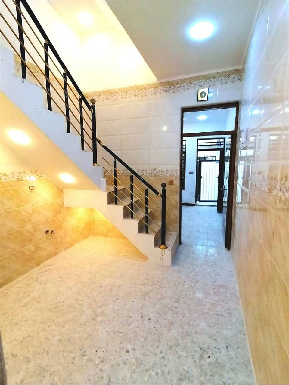 الحرية شارع الثانية • جديد زيرو • طابقين ٣ غرف