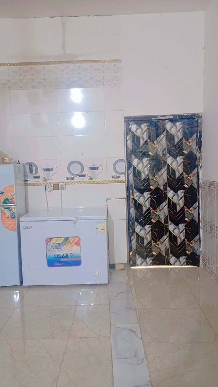 بيت البيع على طريق المشايه بظهر ابو رياض الحداد مساحه 100بناء جديد بي قرفه وصاله ومطبخ وحمام داخلي وحمام وتواليت خارجي البيت زراعي ***********
