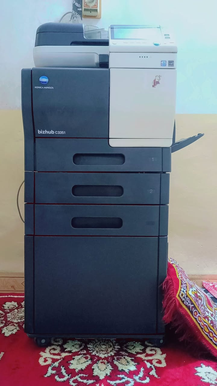 السلام عليكم 💙
طابعة 
 | Konica Minolta bizhub C3351 🖨️
طابعة وناسخة وسكانر ملونة احترافية من شركة Konica Minolta، موديل bizhub C3351.

🔹 طباعة ملون + أسود وأبيض
🔹 سرعة تصل إلى 35 صفحة بالدقيقة
🔹 دقة طباعة تصل إلى 1200×1200 dpi
🔹 نسخ + سكانر + طباعة
🔹 طباعة وجهين أوتوماتيك
🔹 شاشة لمس ملونة
🔹 تدعم الطباعة والسكان عبر الشبكة وUSB
🔹 سعة ورق ممتازة ومناسبة للمكاتب والمكتبات
🔹 جهاز عملي وقوي للاستخدام التجاري والمكتبي
🔹 صناعة Konica Minolta المعروفة بالجودة والتحمل
ملحقات كاملة حته احبار وياها الطابعة تحتاج تنظيف اشوية بس نهائياً ما بيها شي 
📌 الموديل: bizhub C3351
📌 الحالة: مستعملة
السعر 350 الف مع التوصيل ✅

ملاحظة * هاي الطابعة الي يحب يحجزها توصيل لازم يدفع اعتماد 10 لان بيها مخاطره اذا صارت راجع تتكسر 🙏  

رقمي *********** واتساب
📍 عنواني محافظة واسط
توصيل موجود لجميع المحافظات مجاني ✅
