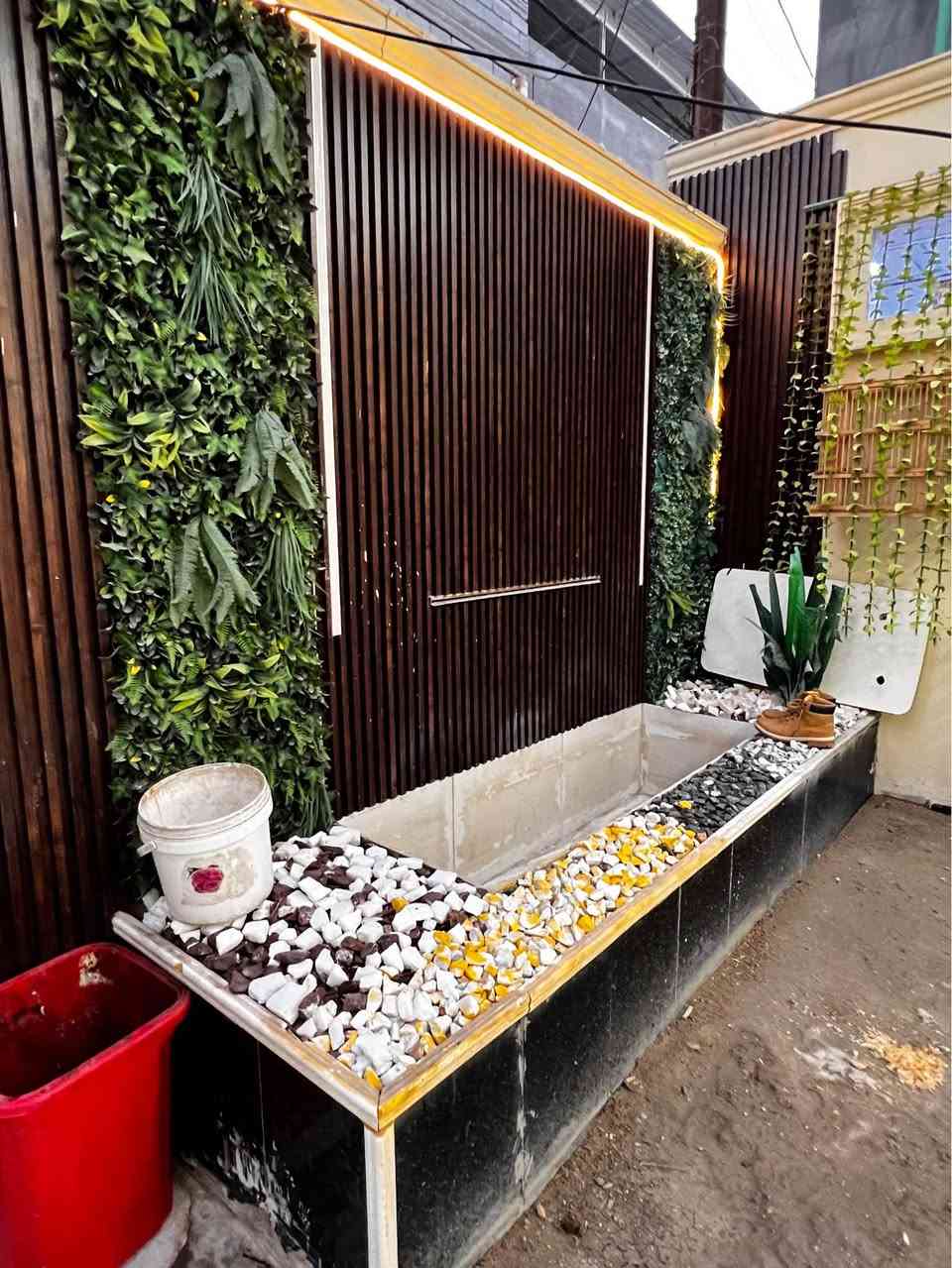 منزل للبيع المساحة 175 متر طابقين بناء حديث يحتوي 📍 في التنومة الصالحية شارع اللواء يبعد مسافه 300م عن شارع ابو مهدي المهندس ، و 500م عن الجسر الإيطالي 📍 طابو زراعي المالك عراقي 📑
الطابق الاول يحتوي على غرف منام عدد 2 وصاله واستقبال ومطبخ وصحيات داخلية وخارجية وكراج 
والطابق الثاني يحتوي على غرف منام عدد 3 وصحيات وصاله 
السعر 190 مليون وقابل للتفاوض 
للتواصل والاستفسار : *********** البصرة, العراق
