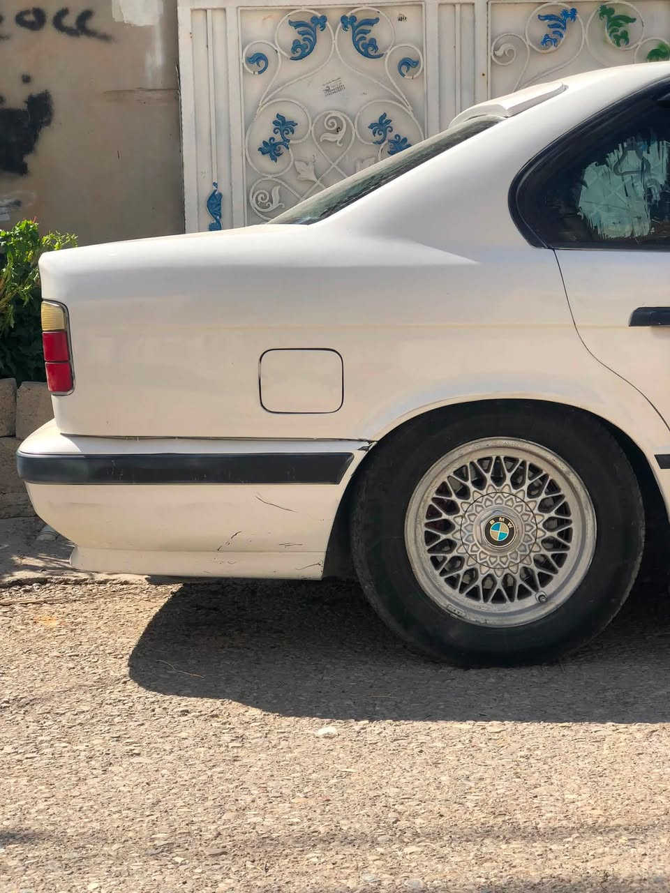 BMW 1993 525i
بۆفرۆشتن گێڕ مکینە ئەکسل بەشەرت 
دەعامی M چەمبەرM
ویل حەسیر تایەو ویلی لۆکی لەژێرە 
لایت عەلقە و زینۆ 
لایت ودەعامی و بەگلاید تازەیەی بۆ بەسراوە 
جامی پێشەوە تازەیە
بستێک لێدانی هەیە چەمەلەغی پێشەوەی لای سەکن 
هەموگیانی بەشەرت
فول گەنجانەیە 
نرخ ٢٩گەڵا$ مجالێک 
شوێن هەولێر بەحرکە 
***********

