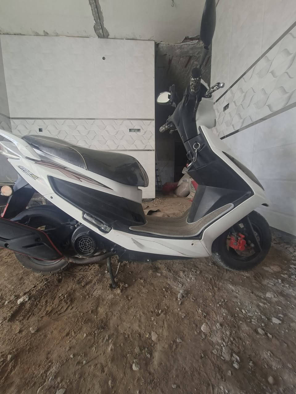 دراجة سايم نحله دبل واحد للبيع بدون اوراق 
شغالة صلف وهندر وكهربائيات
دراجة نضيفة جدا وجاهزة بلادية
كيجات بريكات كلها شغالة السعر  750
وبي مجال للاستفسار الاتصال  ***********
