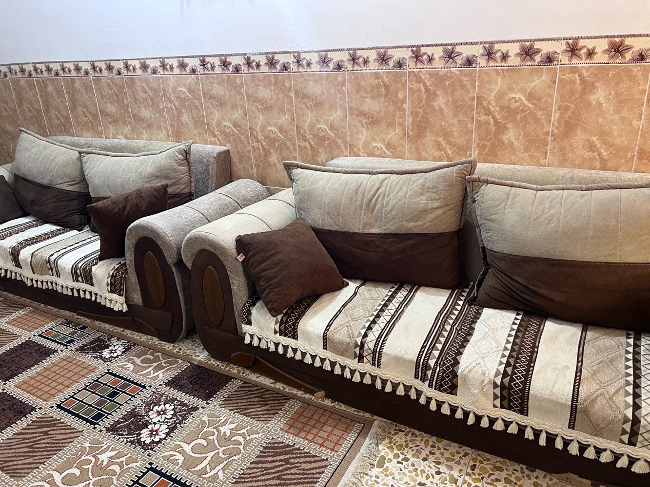 تخم ١٠ مقاعد شغل عراقي سعر الشراء٩١٠٠٠٠ ومدة الاستخدام سنتين سعر البيع ٦٠٠٠٠٠ وبيه مجال