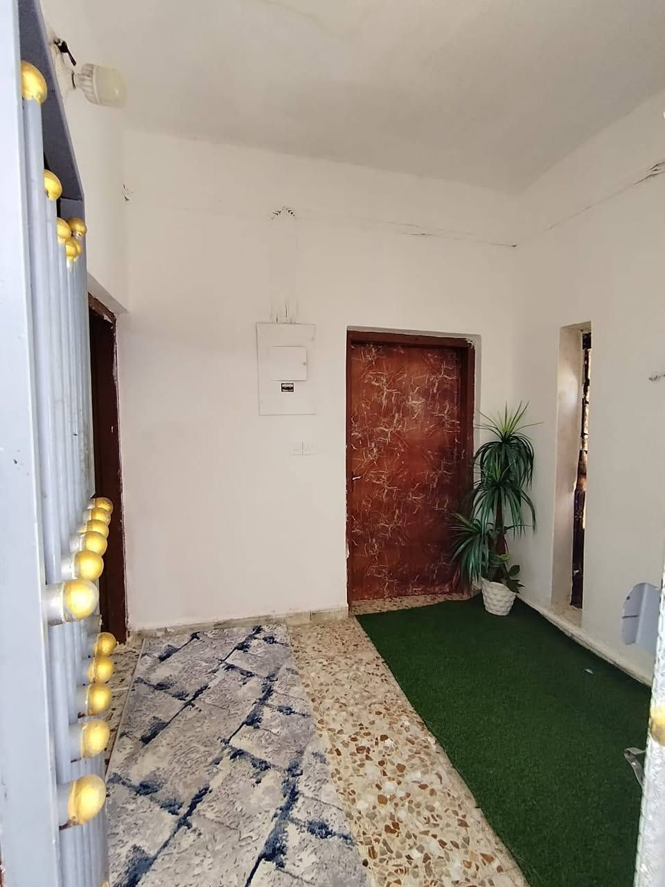 دار البيع طابو صرف المساحة 250 متر طابقين
السعر 218 بي مجال 
العنوان شارع أسواق طيبه 
قرب مدرسه العبير 
كونكريت مسلح 
الواجهة 12 ونص النزال 20
يحتوي الدور على كراج سياره كبير ياخذ سيارتين
ستقبال كبيره صاله كبيره
مطبخ غرفه النوم عدد 2
صحيات داخليه وخارجيه
الطابق الثاني
صاله غرفه نوم عدد 2 كبار
مع سطح عدد2

 ارقم صاحب الدار

***********

