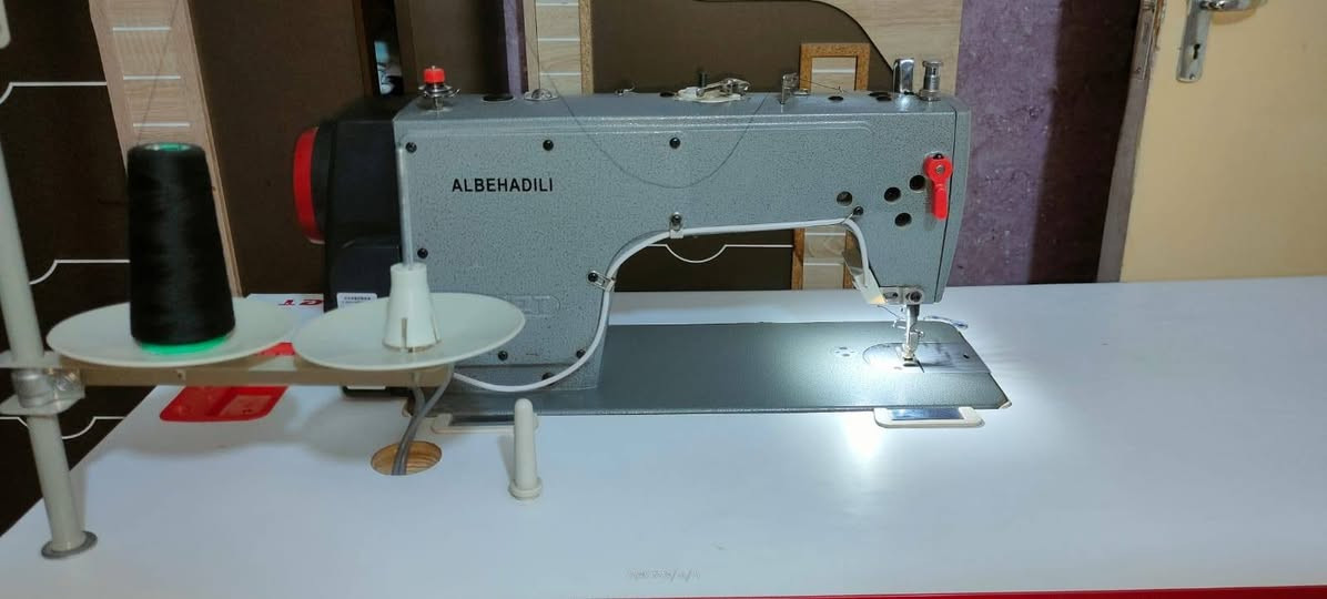 السلام عليكم
مكينة جاكيت f4 اصلي استيراد شركة البهادلي 
استعمال قليل جداً بدهن الشركة بعدها
لوحة تحكم لمس 
اضاءة led مدمجة
ماطور اقتصادي يشتغل ع المولد 
المكينة خرسة مابيها صوت عالي 
منظم طول الغرزة بكرة حمراء لتعديل المسافة بين الغرز
تحكم بموضع الابرة
تحكم بالسرعة لسهولة العمل للمبتدئين
نظام تزييت اوتوماتيكي لزيادة عمرها الافتراضي

السعر 325 وبيها مجال 

المكان مجمع الدور السكني 
الاتصال 
***********
