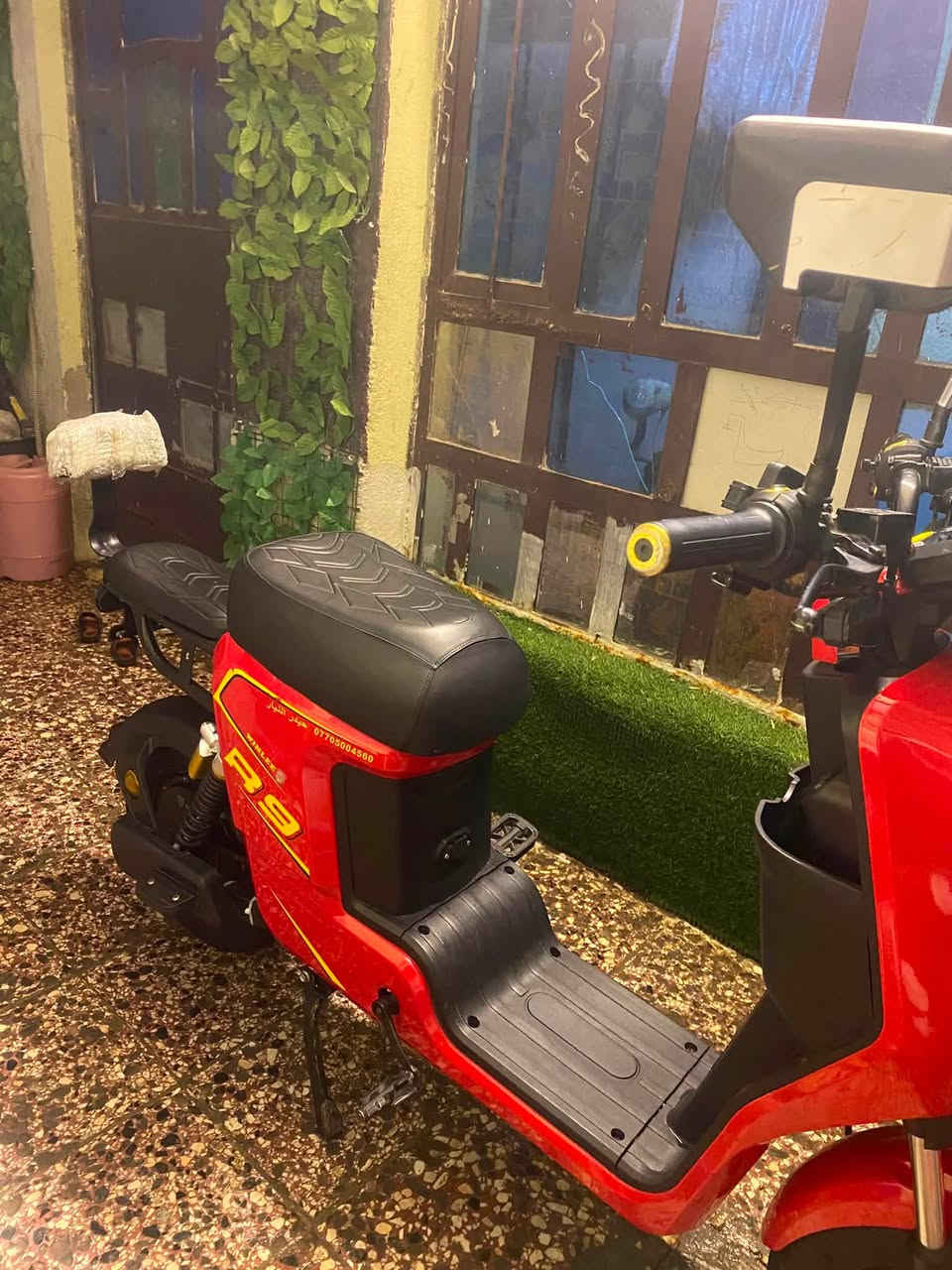 السلام عليكم دراجه شحن R9  تجي خمس باتريات كبار تجي تشغيل بصمه وا كارت وسويج الدراجه نضيفه كلش  السعر375 وبيها مجال مكاني بغداد الجديده رقم التليفون *********** وبي وتساب هم
