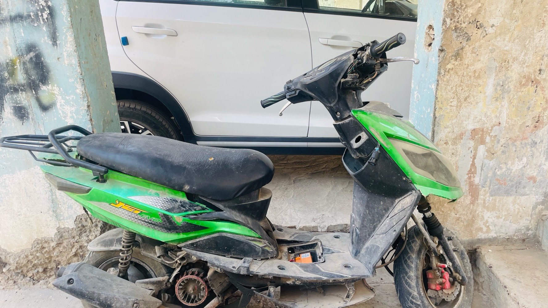 3 دراجات البارتقاليهfs شغاله عوزها باتري دراجه نشطه والرصاصيه ماكس 140 كفرها موجود الهندر ما ينزل تشتغل بس هندر والخضره صينيه كهربائيات تشتغل وهيه هم تشتغل مكينه نشطه الدراجه سريعه بس مرات من اطفيها ما تشتغل بعد وكهل الباتري مالي خلك بيها عفتها تلاثتهم ب100 الف وهذا الدراجه الحمره الشحن عوزها بطاريات بلاش فوك ذنيج