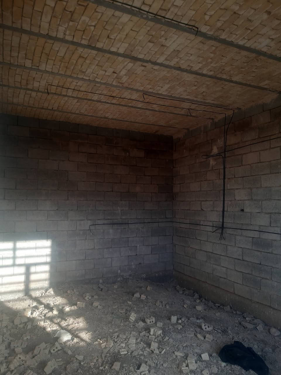 سلام عليكم بيت هيكل مساحه 2055 عكاده ومصبوب يتكوان غرفتين نوام صاله استقبل حمام ومطبخ
طرمه سياج خارجي حمام خارجي عنوان حي زليزل شارع الملعب اتصل على ***********
