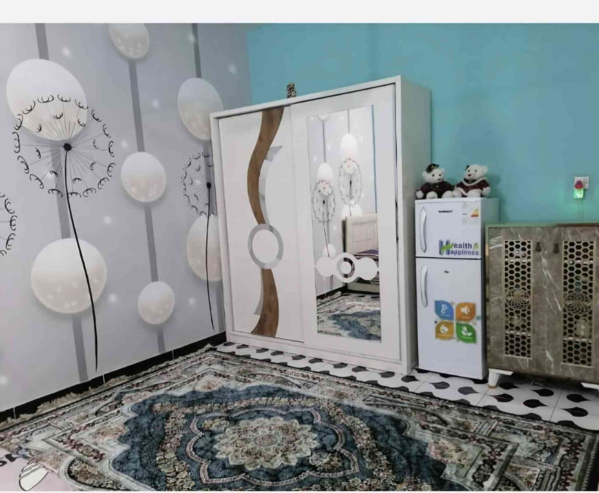 السلام عليكم  بيت خلفي المساحة ٩٦ واقع حال ١٠٠ متر   في منطقة الشعب حي العقاري قرب مدرسة التربية يتكون البيت من مدخل ترك  واستقبال وصالة ومطبخ وصحيات والطابق الثاني ٣ غرف نوم وصحيات بيت بناء جديد ونضيف  التواصل ***********
