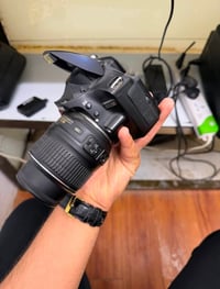 نيكون D3200 • عدسة زوم • نظيفة ١٠٠٪