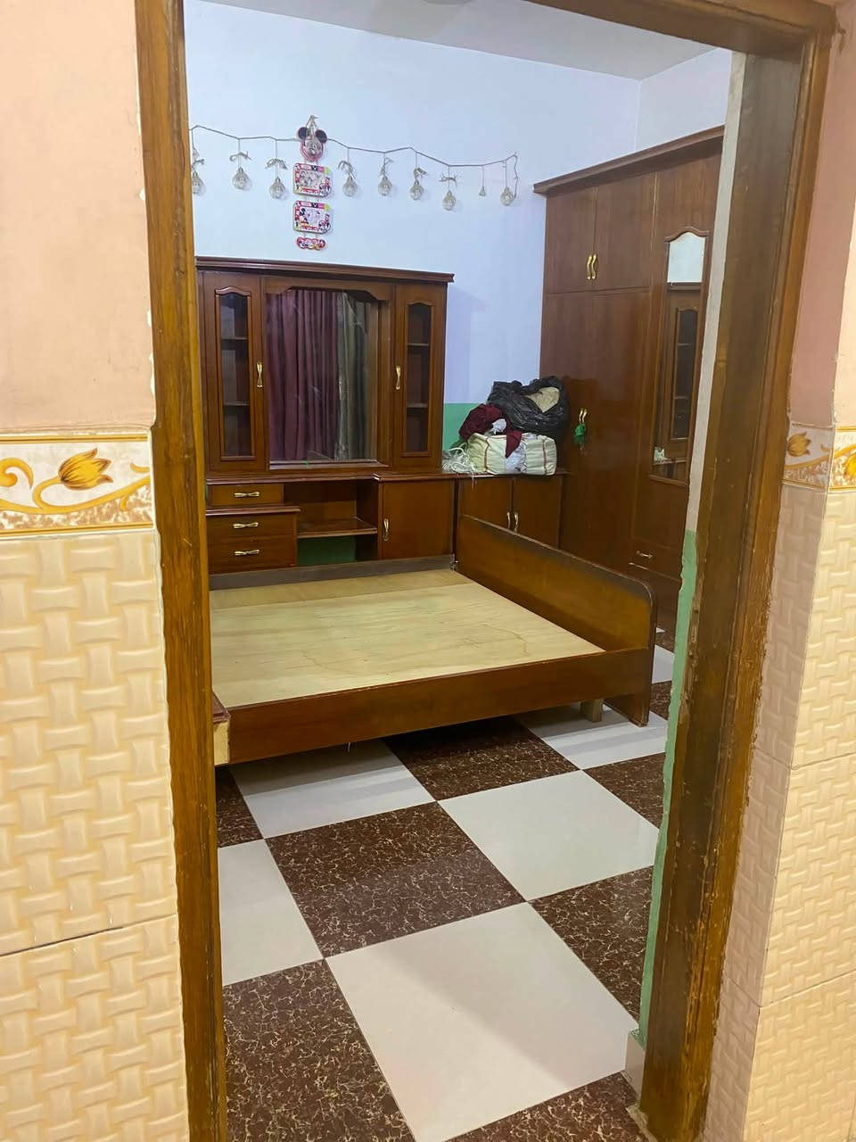دار للبيع قرب جامع الناجي مساحة 150 مربع يحتوي على استقبال مطبخ صحيات 5 غرف نوم بناء حديث للاستفسار اتصل 
***********
***********
