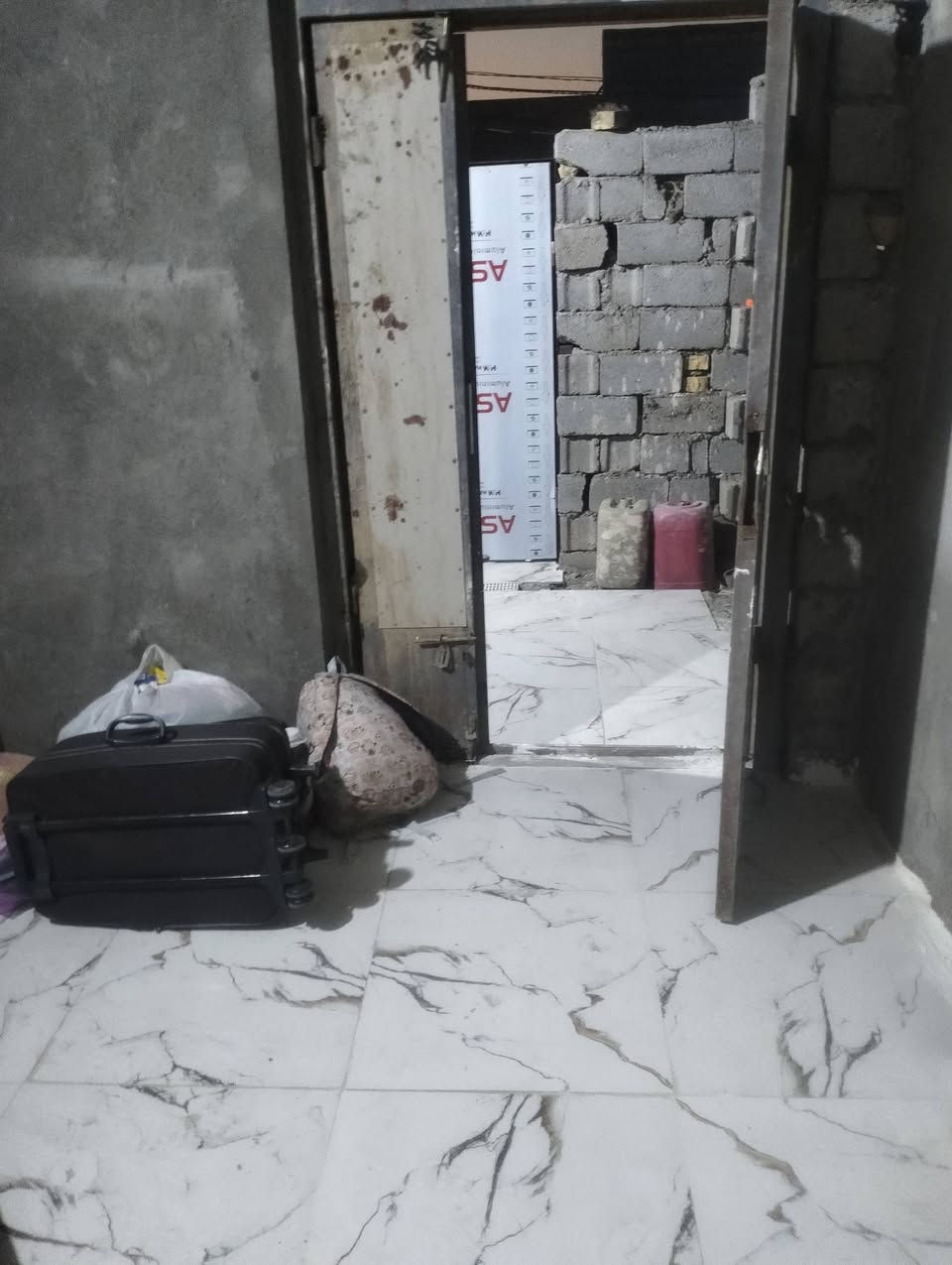 بيت زراعي 100متر مدينه الصدر خلف الروف الشراي يتصل***********
