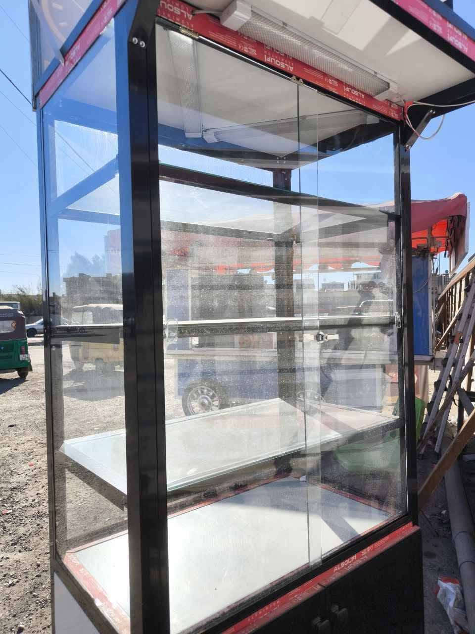 باترينة او عارضة زجاجيه متحركة جديدة 
تحتوي ع 4 رفوف زجاجيه 
وتحتوي ع تخزين 2 رف 
جميع الابواب تحتوي قفل 
سعره 350 الف 
مشتغل بيه فقط 4 ايام 
للتواصل *********** 
مكاني بغداد الحرية بغداد, العراق
