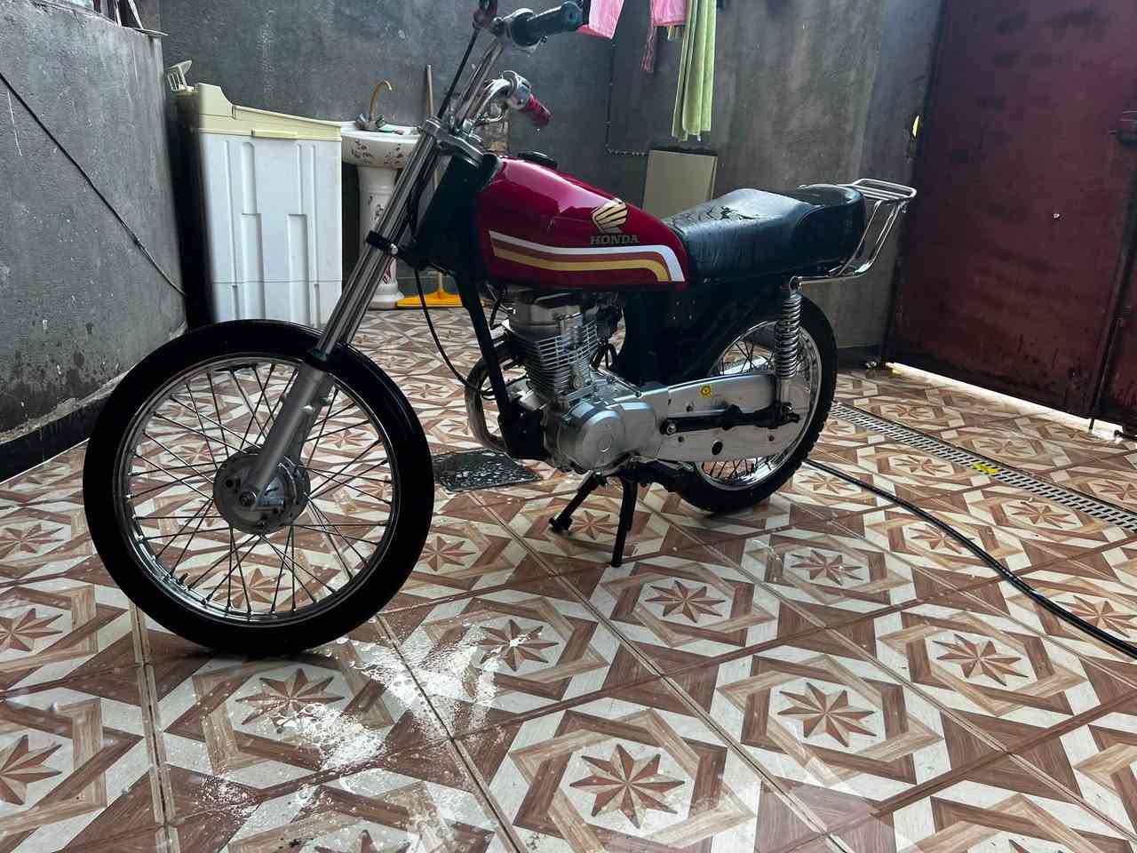 السلام عليكم 
دراجه كلك كلك كلك مفتوحه للبيع 
شلعه بيها قويه دراجه نضيفه وحلوه 
السعر 475 بيها مجال مكانها قضاء الغراف 
للتواصل ***********
