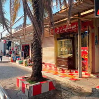 بيت تجاري • ٤٠٠م • محلات مؤجرة