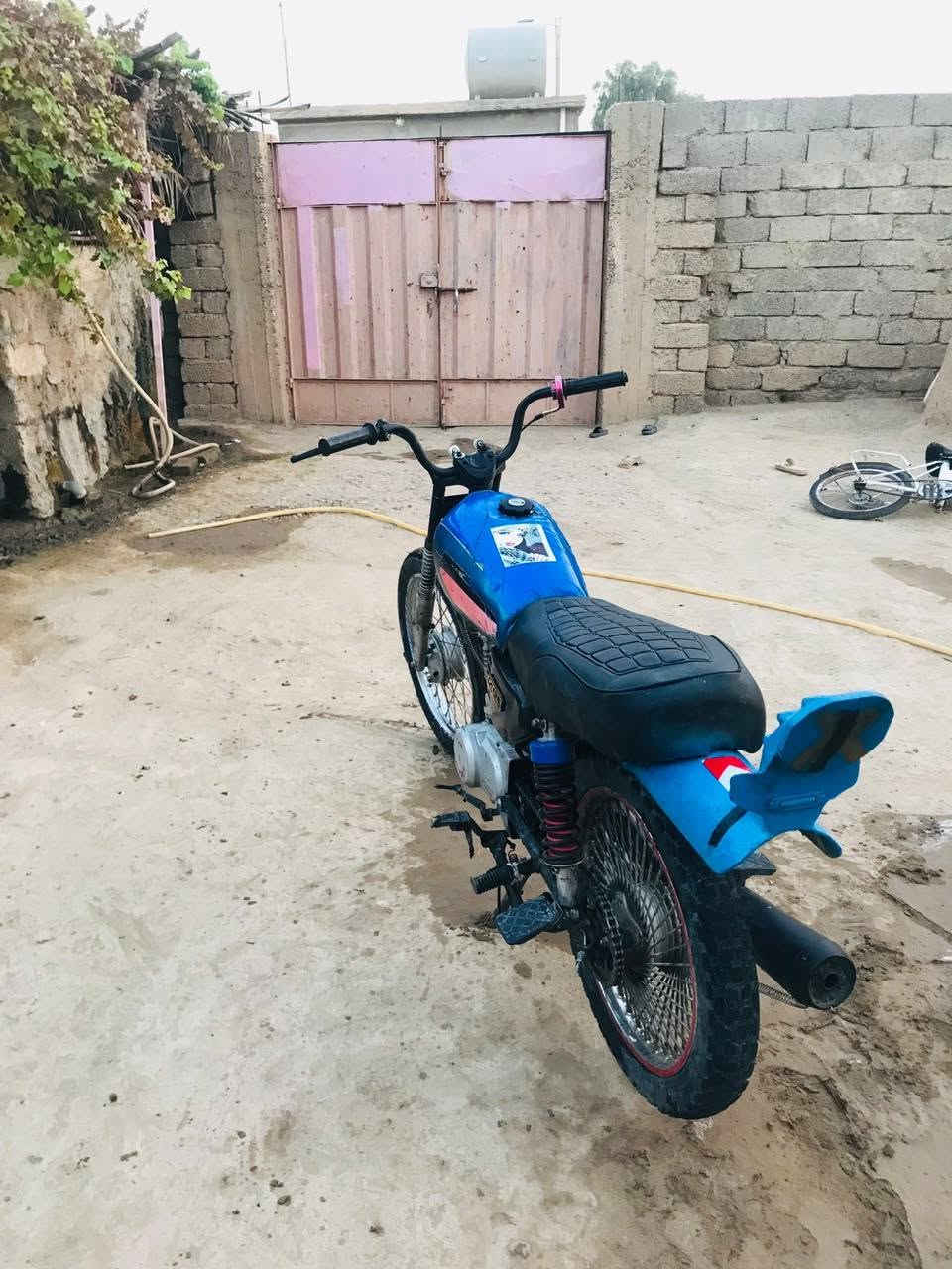 سلام عليكم للبيع دراجه  سعرها 120قفل🔒🔑   مكاني جنوب الموصل كيارة قرية الشبالي  شراي خابر *********** الطشه بيع فحم في فحم🩶
