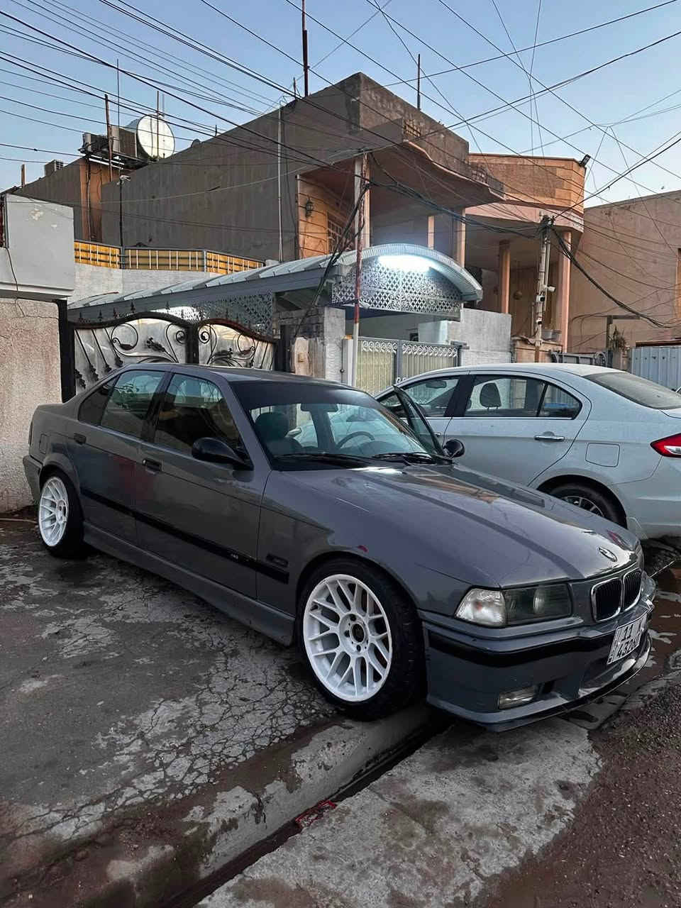 e36
تبريد ثلج 
موديل 1994 

مكينة 28 مسكر فانوس 

كير عادي zf 

اكسل قفل 

داخل جلد اسود نظيف جداً 

سستم صوت ممتاز 

اكزوز تحكم على الريمونت 

ويل bbs new 17

ضفيره سيمنز 

برمجه باك فاير خفيف 

السياره نصبتها حلوه ومتعوب عليها 

رقم بغداد بأسمي تحويل بنفس اليوم 

مكان السياره بغداد العامريه 

رقم *********** 

سعر السياره 57 وبيها مجال بسيط
