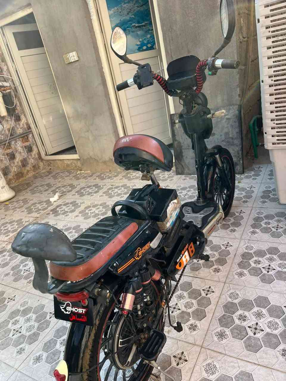 سلام عليكم
دراجه للبيع جاهزه بس بطاريت تعبانه 
 سعر ال 100
متواجد بل فيس

***********
