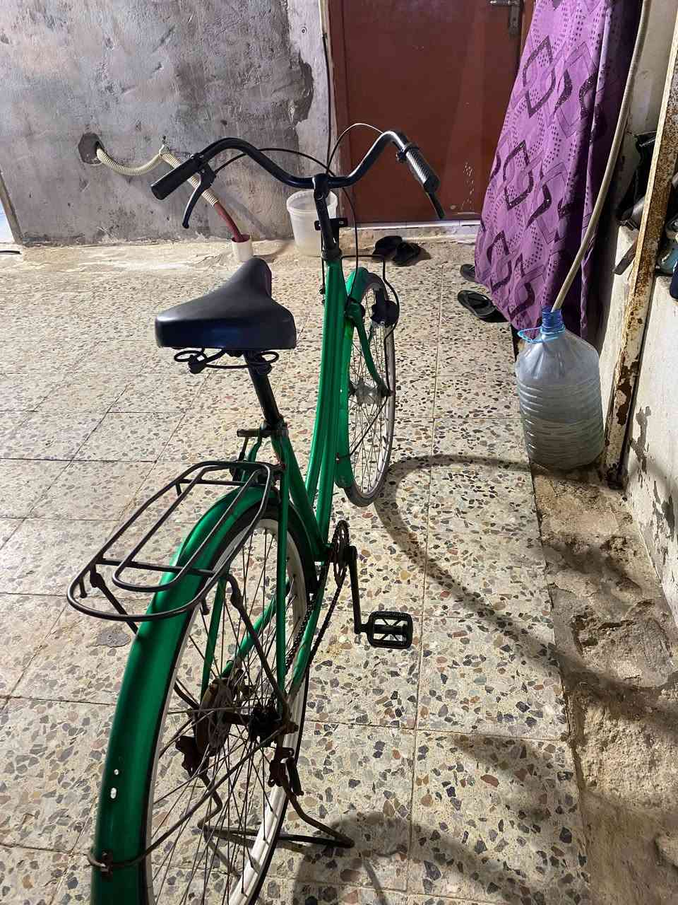السلام و عليكم بايسكل بناتي بالة للبيع حجم 26 بايسكل بس يفلت الزنجيل غراضة كاملة السعر 35 وبي مجال العنوان ابو الخصيب البهادرية ***********
