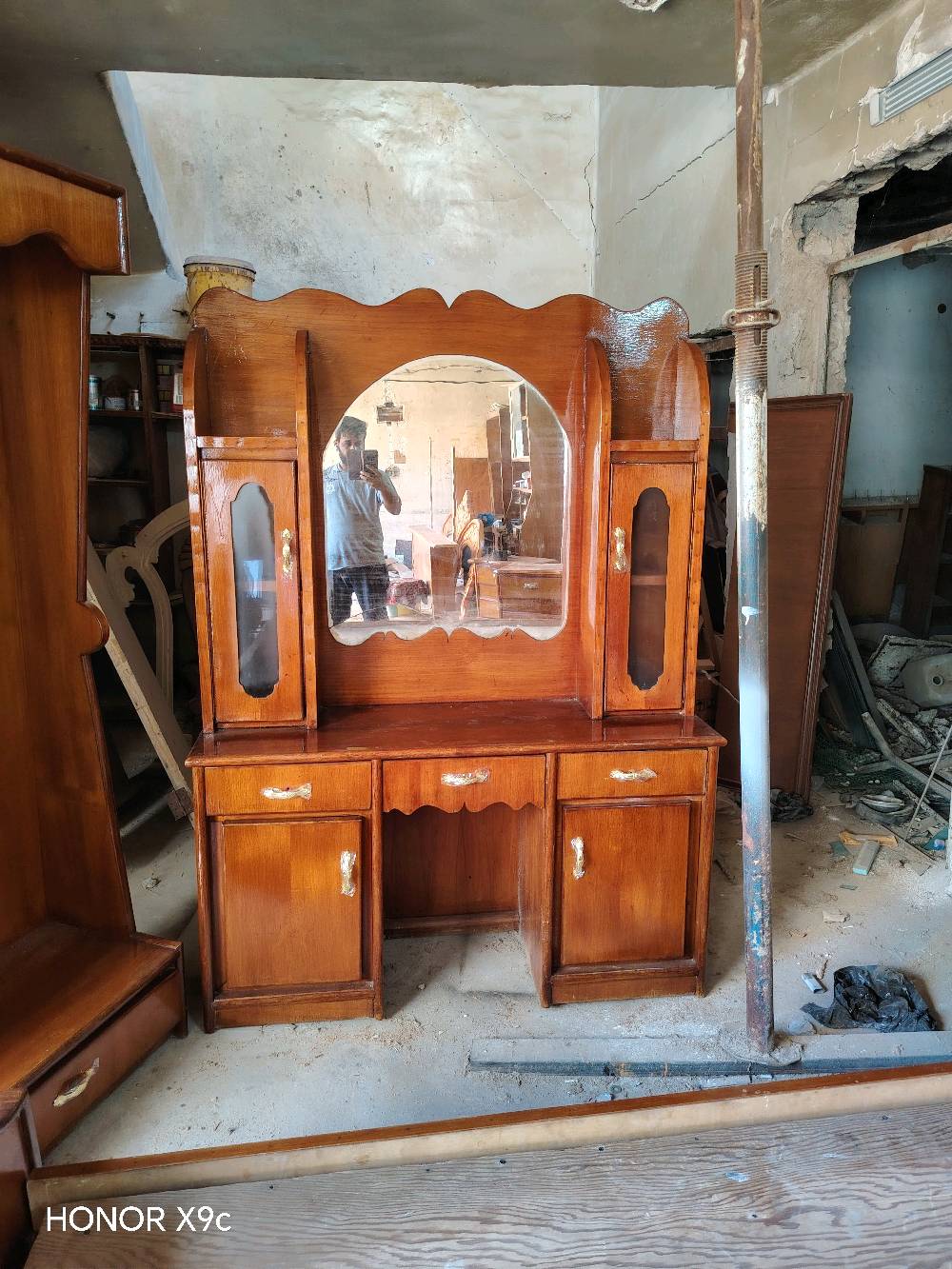 #للبيع 
غرفه حطاطه مكتبه السعر 425
غرفه حطاطه توج السعر 375
سرير طفل حطاطه السعر 50
جربايه نفرين السعر90

العنوان 
الأنبار ا_لرمادي _التأميم القادسيه الثانيه _مقابل مدرسة زين العابدين الأهليه_ مجاور حدادة البركه
اللتواصل 
***********
***********
شنو حالة كل قطعة بالضبط: جديدة لو مستعملة؟ وإذا بيها خدوش/كسر/ملاحظة بسيطة ذكروها حتى يكون الإعلان أوضح: 
غرفه حطاطه السعر 425

هل الأسعار لكل قطعة وحدها لو قابل للتفاوض؟ وهل التوصيل/التحميل مشمول لو لا؟: 
نعم
ممكن تذكرون المقاسات التقريبية لكل قطعة، خصوصاً الغرف والسرير؟: 
كل غرفه 4قطع
شنو المتوفر حالياً بالضبط: غرفه حطاطه مكتبة، غرفه حطاطه توج، سرير طفل حطاطه، وجرباية نفرين؟ وهل أكو أكثر من قطعة من نفس النوع؟: 
غرفتين وجربايه وسرير طفل وكنتور بابين 
هل الاستلام من موقعكم بالرمادي/التأميم لو ممكن التوصيل لمناطق ثانية؟: 
من موقعي 