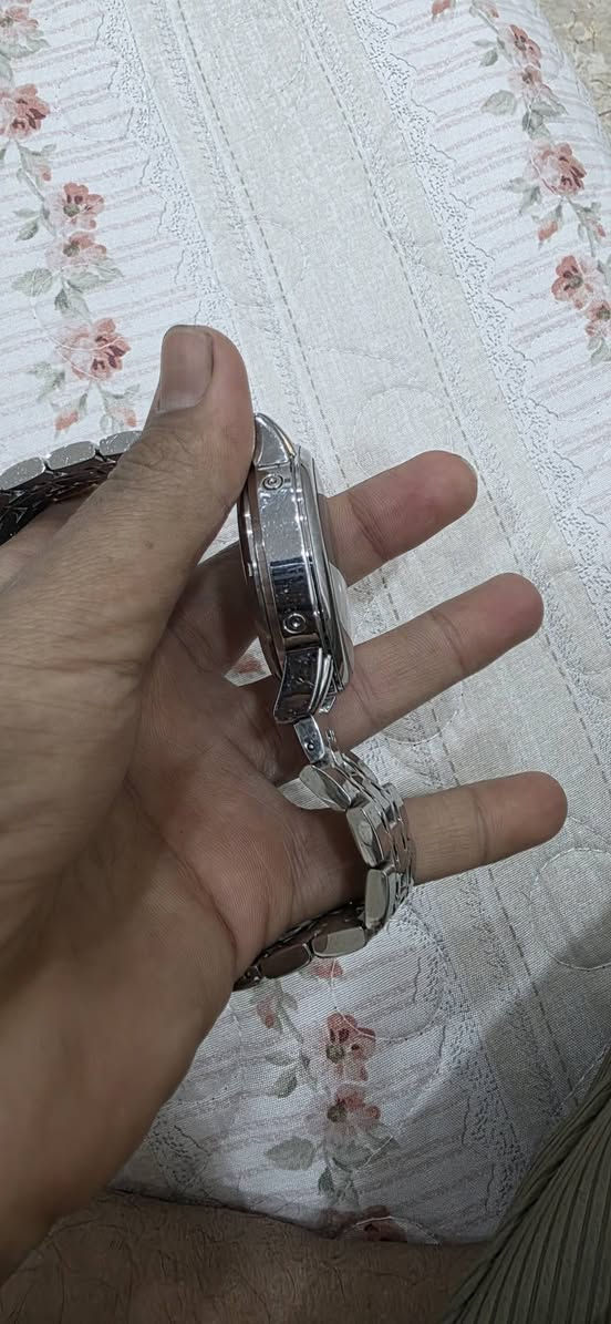 وزن ثقيل جدآ  باتك فلب 6×1 سنة وشهر وايام الشهر وايام الاسبوع وساعه واوتماتيك مكينة يابانية صنع جنيف سويسرا نضافه 90% نسخة 58152 في العالم شغاله سعرها 95 وبيها مجال متوفر توصيل لكل العراق واتساب ***********
