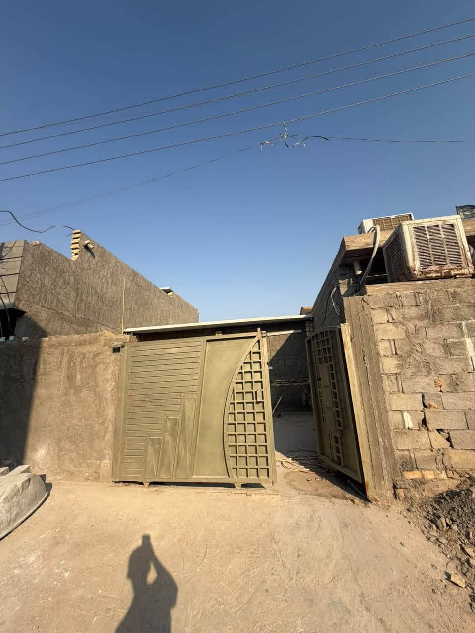 سلام عليكم بيت 100 متر بناء 60 غرفة وصاله و منور و صحيات الكرغوليه سدت جبور السعر 39 وبي مجال ***********
