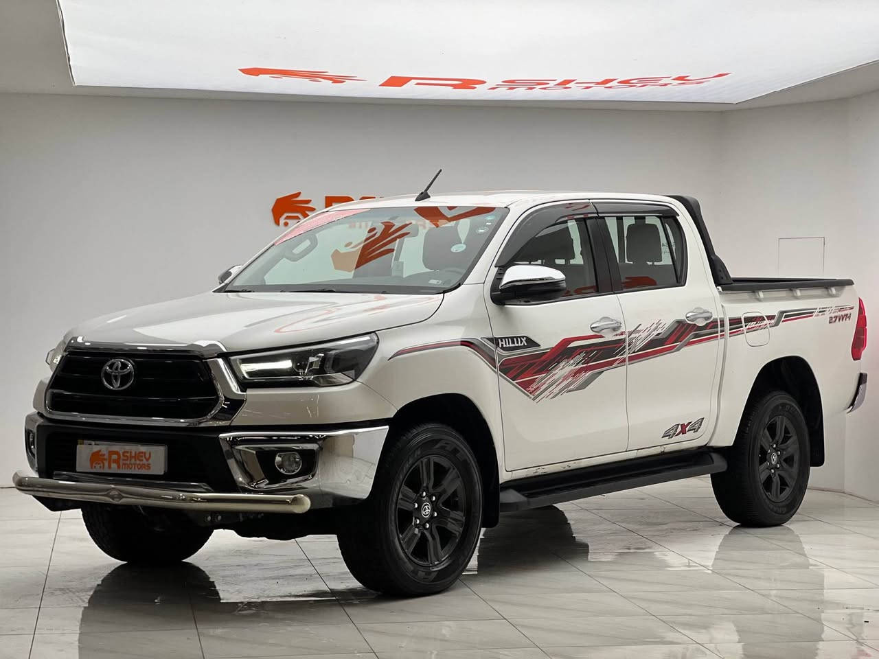 هايلوكس ٢٠٢٣ • دبل 4x4 • ٩٠٠٠٠ كم
