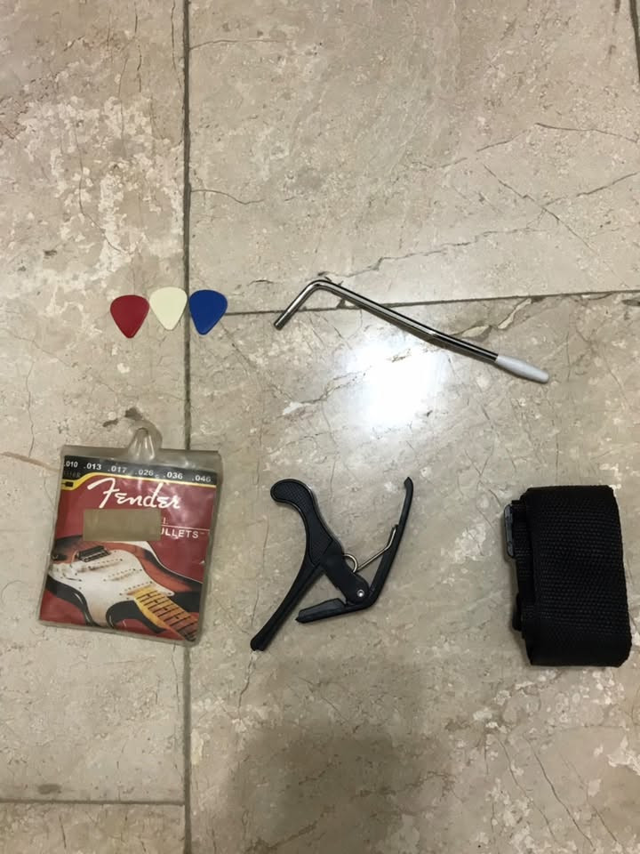 السلام عليكم كيتار كهربائي نوعه squier stratocaster ومكتوب المواصفات على الصوره للبيع مستخدم قليل اشتريته من هذا البيج و ويا ادوات واوتار احتياط السعر ١٥٠ الف بغداد بلديات للاستفسار على هذا الرقم ***********
