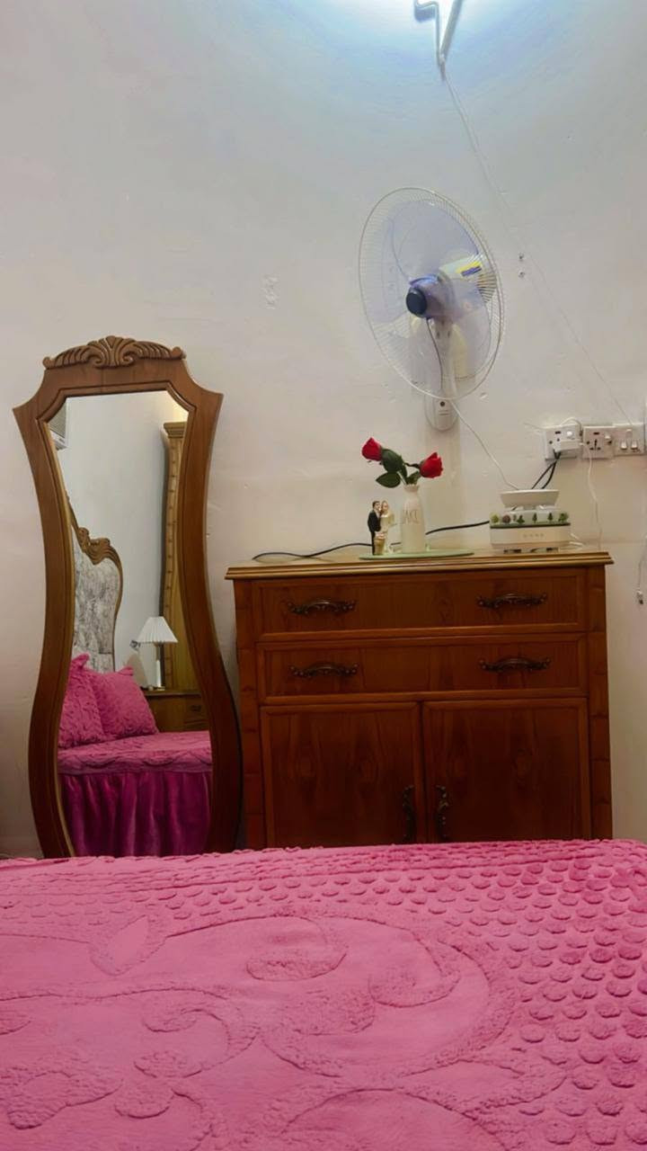 غرفه استخدام قليل  جديده جرارات سلايت وخشب درجه أولى تزكام سعر 1500 مليون ونص. مكاني حله شارع ٨٠ .. رقمي ***********
