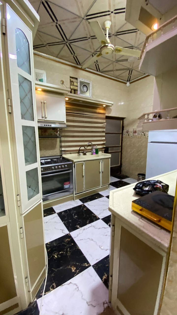 🏠يت للبيع في الجزيرة قرب 🔸شارع زين العابدين🔸 قريب على مدرسة المنهاج الاهلية 
طابو صرف زراعي بأسم عراقي اصولي مية بالمية 🔹بناء شخصي طابوق🔹 مساحتة 167متر 
البيت بيه غرفتين منام وصالة وديوانية ومطبخ كامل ويه البيت وصحيات داخليه وخارجيه وحديقة صغيرة البيت بناء كلش قوي 
سعره لبيت 83وبي مجال 
الرقم للاستفسار ***********
