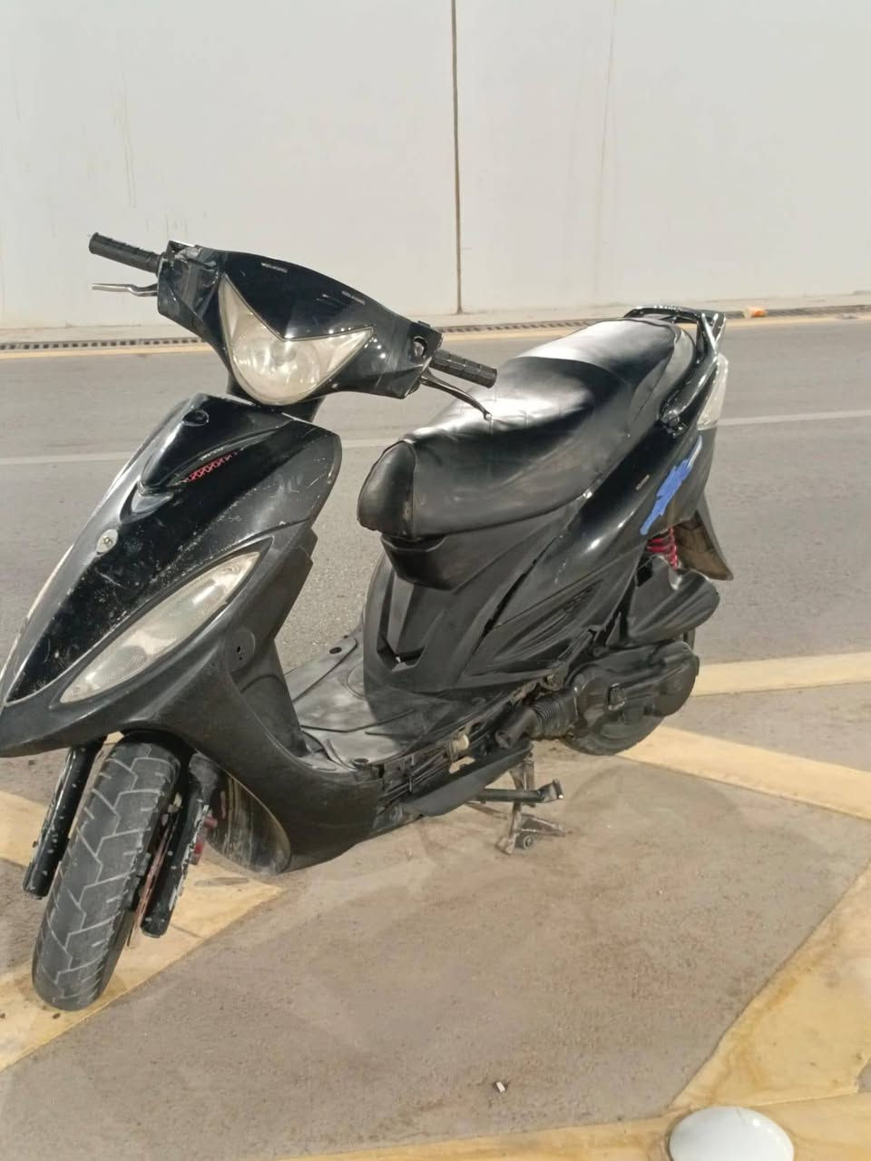 سلام عليكم للبيع كامكو جي 4 خير من الله كلشي ما بيه بس باتري مالته ضعيف يرادله واحد جديد المكينه مالت حاويه ما ملعوب بيه ضفيره و كهربائيات كله جديد مكينه ناعمه تخبل والدراجه نضيفه مكاني نجف شارع المطار نهايه شارع الشفلات 
السعر 500 وبيه مجال للشراي 
رقمي واتساب و خط *********** موجود دائماً
