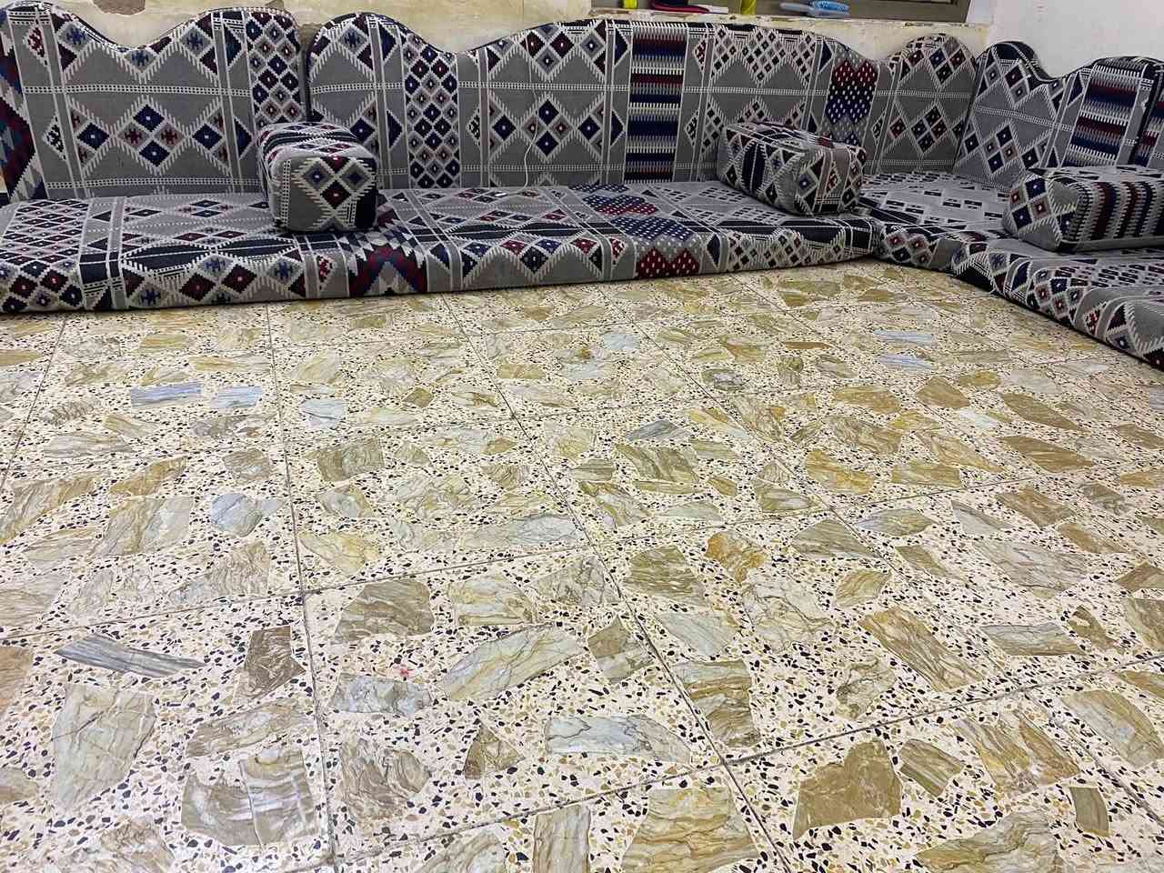السلام عليكم گعدة عربية للبيع 14 متر مستخدمه وبيها واحد من المنادر مفتوح الزنجيل ابيعها على وضعها السعر 150 العنوان بغداد الغدير وهذا رقمي للي تفيدة ***********
