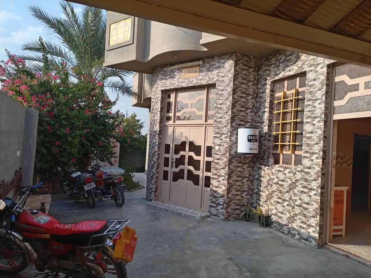 سلام عليكم بيت للبيع اطراف الفلوجه شهابي بيت مساحه ٤٢٠ متر بناء طابوك البيت يتكون من غرفتين +صاله +ديوانيه +مطبخ خارج وداخل + صحيات داخل وخارج + مخزن خارجي الشارع 12 متر تبليط البيت صاير ركن السعر ٧٥ وبي مجال رجائن الموشراي لا يتصل ***********
